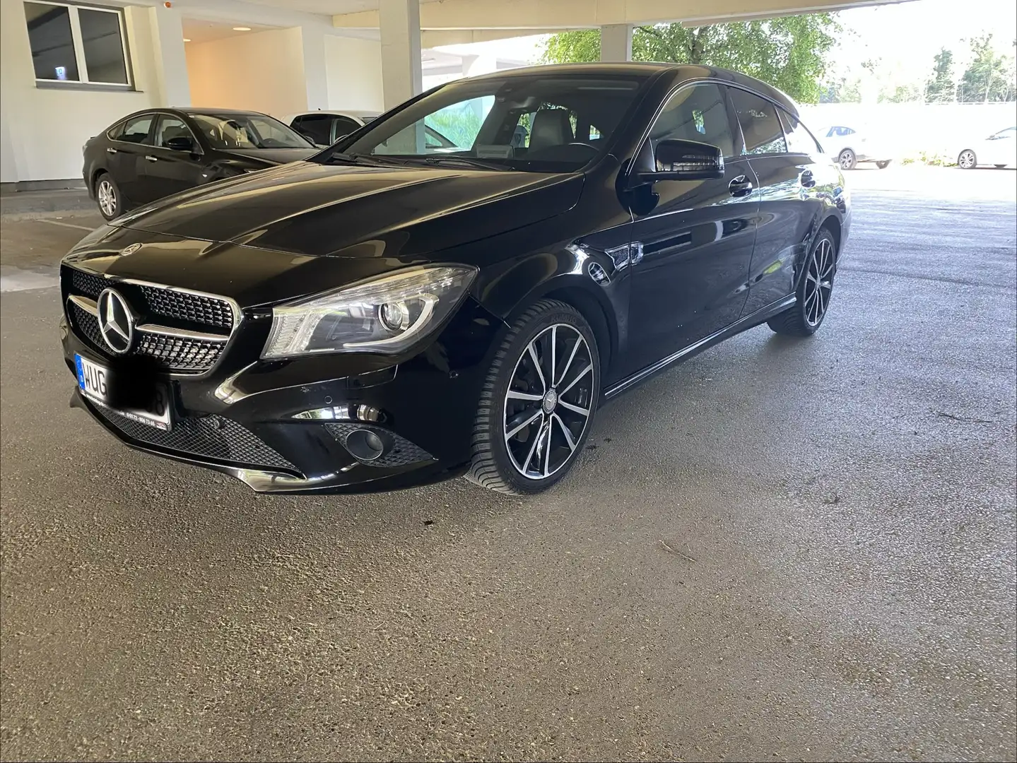 Mercedes-Benz CLA 220 Shooting Brake (CDI) d 7G-DCT Urban Schwarz - 1