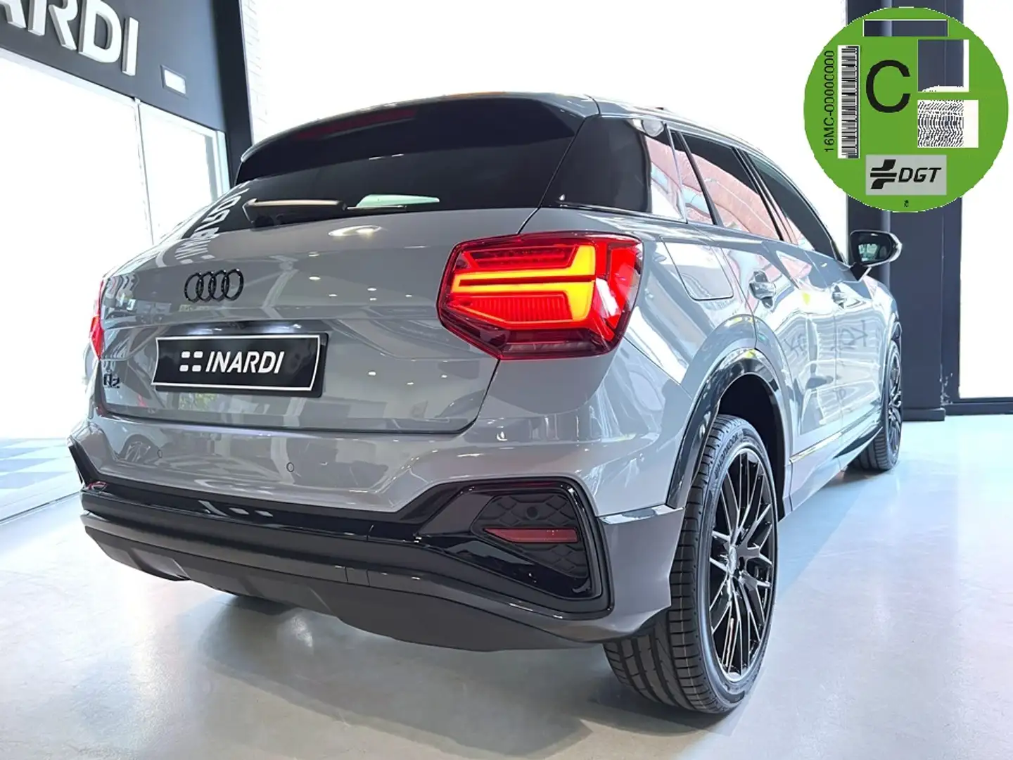 Audi Q2 35 TFSI Adrenalin Black edition S tronic 110kW Gris - 2