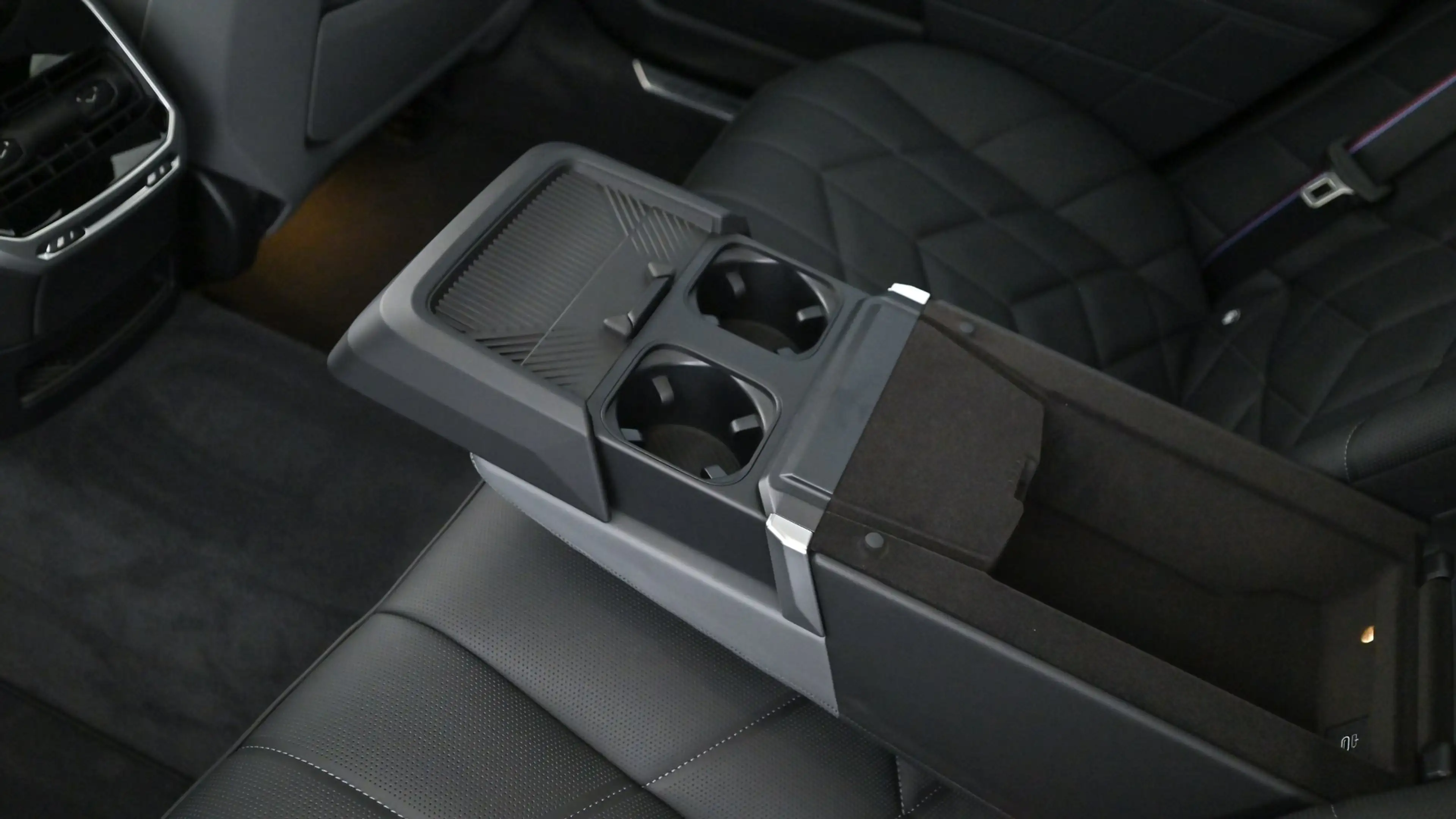 BMW 740 d xDrive Limousine M-Sportpaket Pro — photo 13