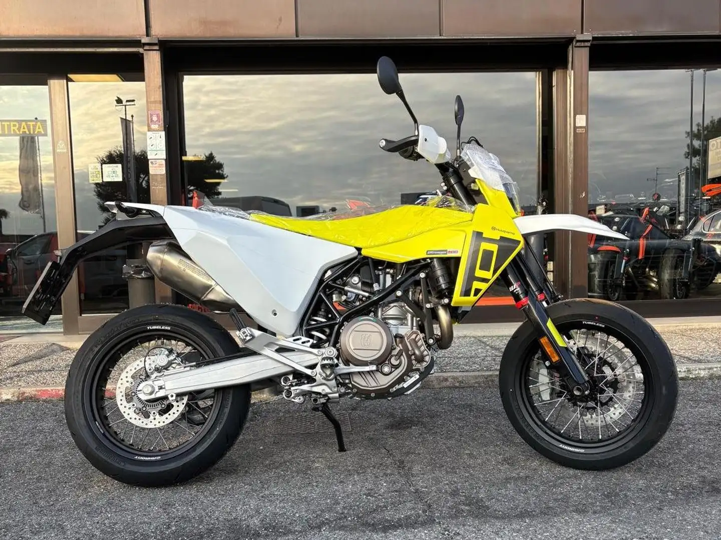 Husqvarna 701 Supermoto Giallo - 1