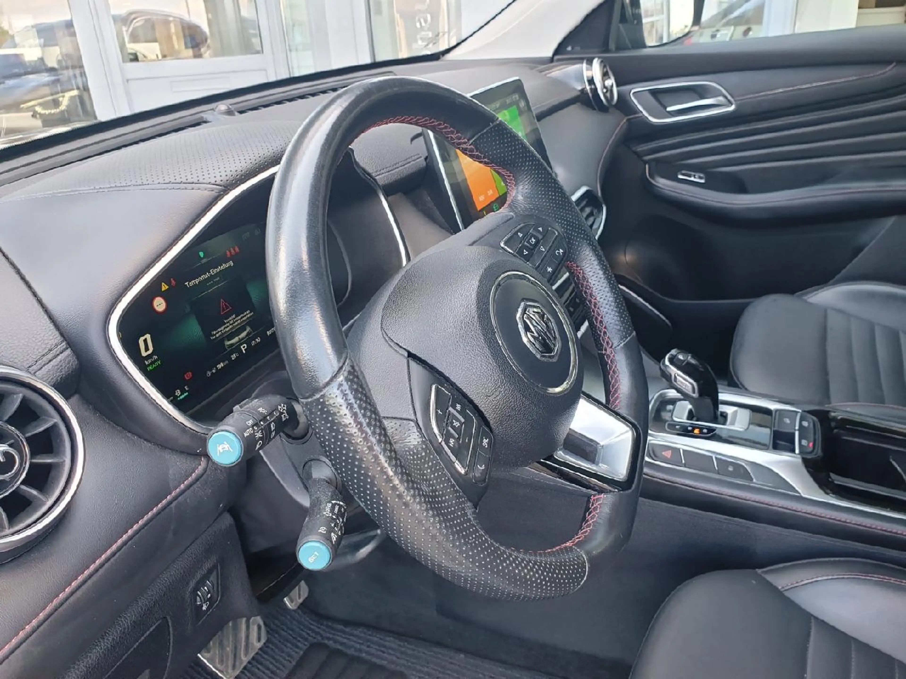MG EHS Luxury PHEV — photo 11