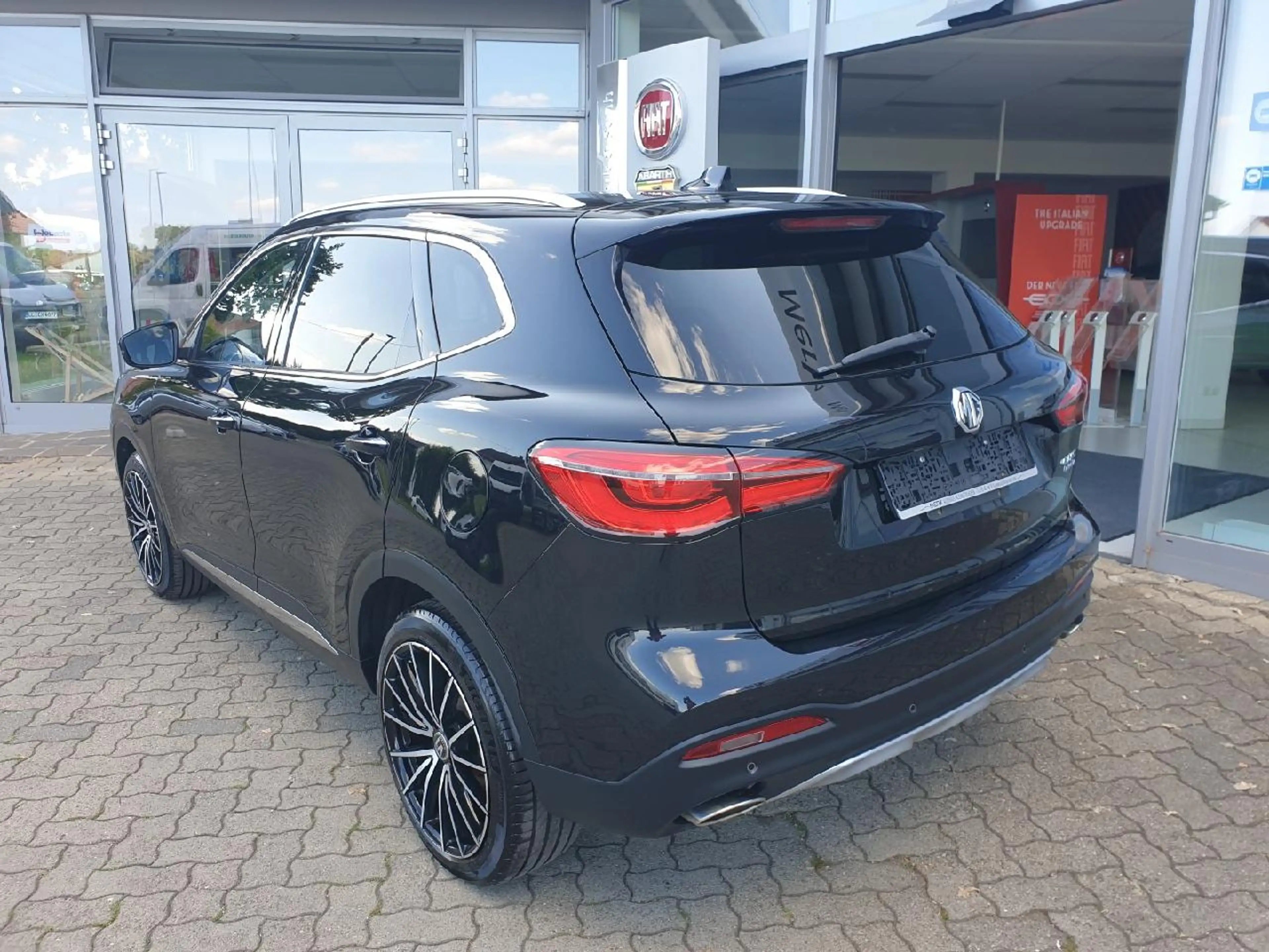 MG EHS Luxury PHEV — photo 4