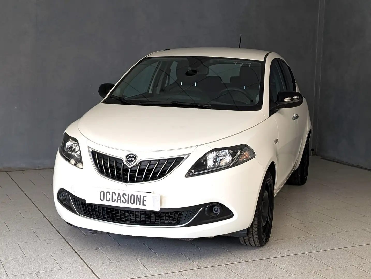 Lancia Ypsilon 1.0 HYBRID 70CV SILVER Blanco - 2