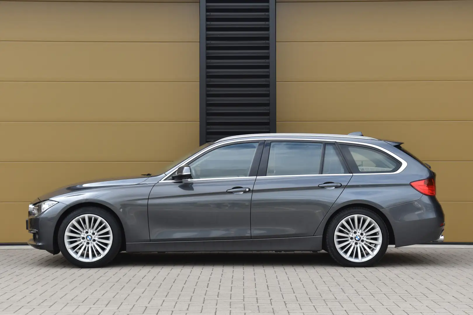 BMW 320 3-serie Touring 320i High Executive * Sportstoelen Grijs - 2
