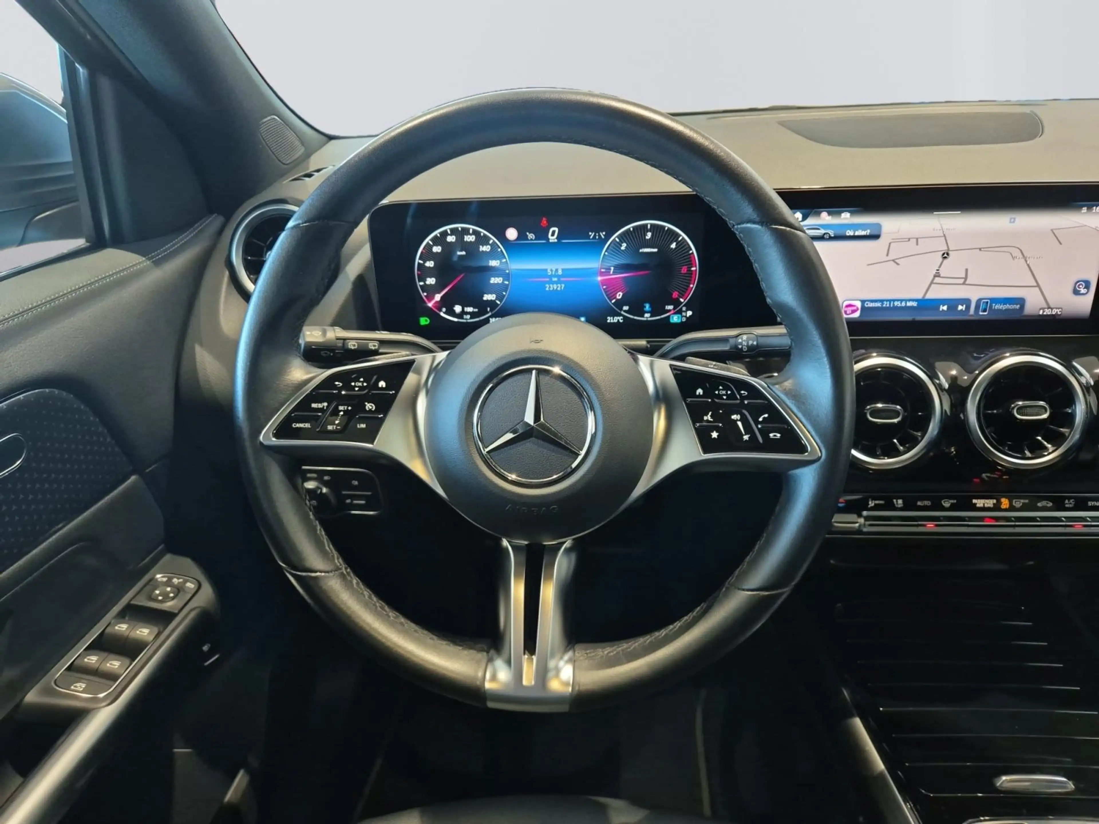 Mercedes-Benz GLA 180 d Business Line — photo 12