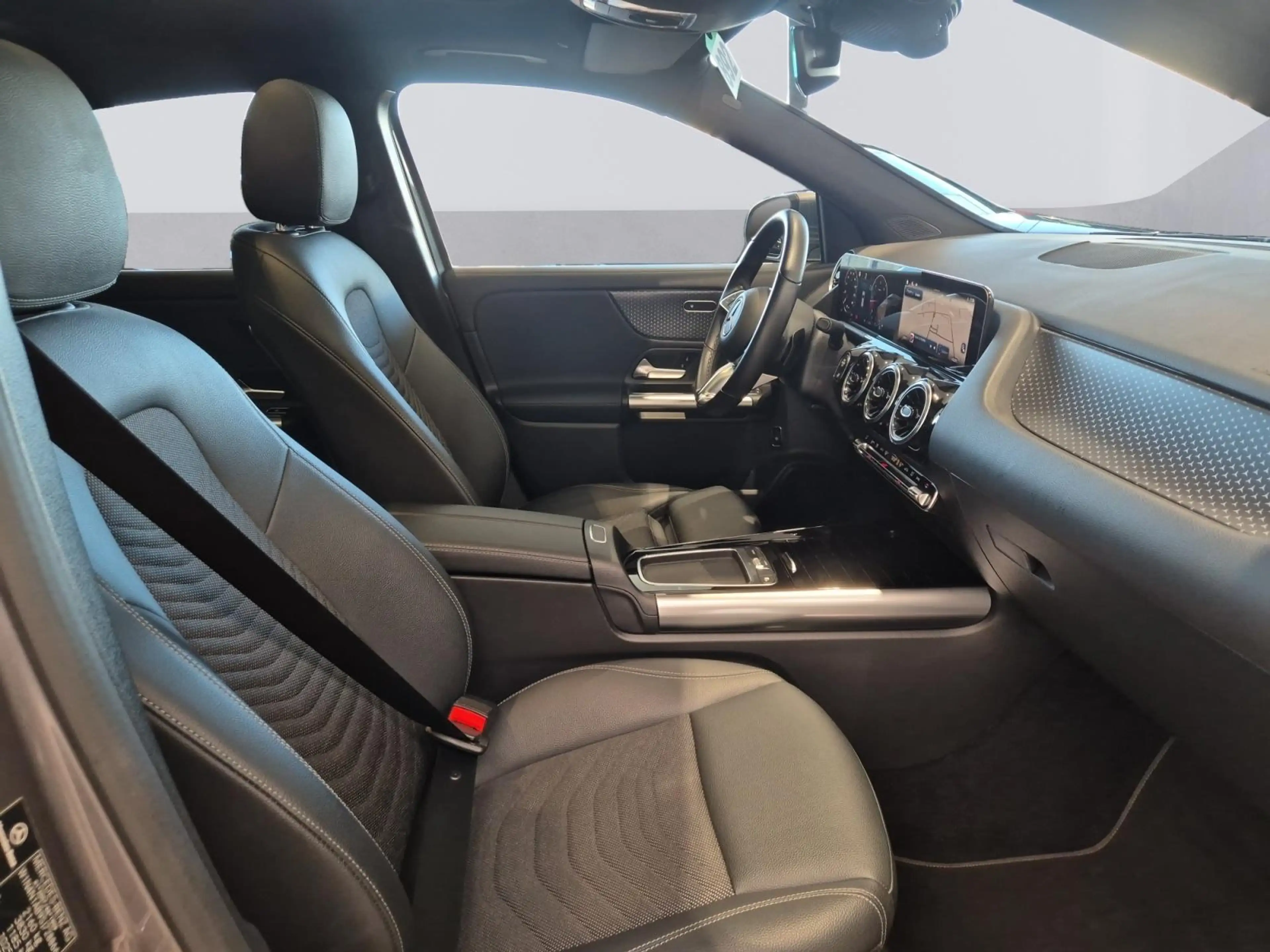Mercedes-Benz GLA 180 d Business Line — photo 15