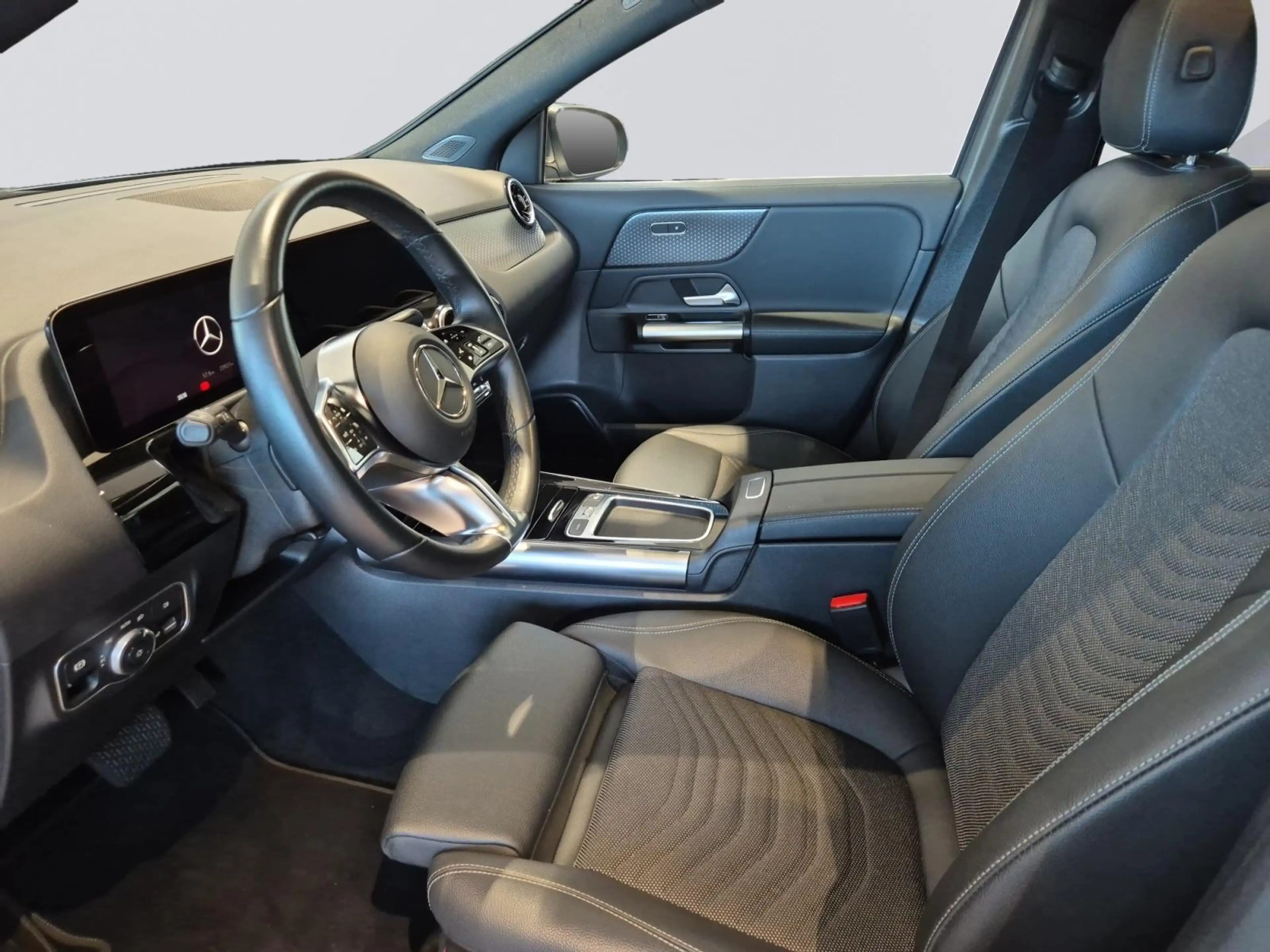 Mercedes-Benz GLA 180 d Business Line — photo 9