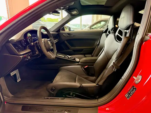 Porsche 911 view 9
