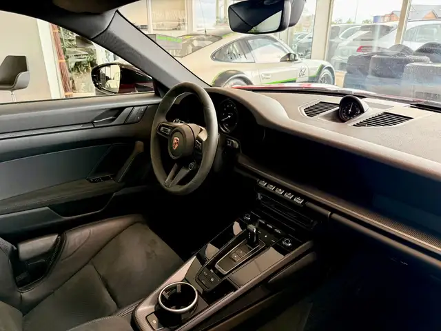 Porsche 911 view 11