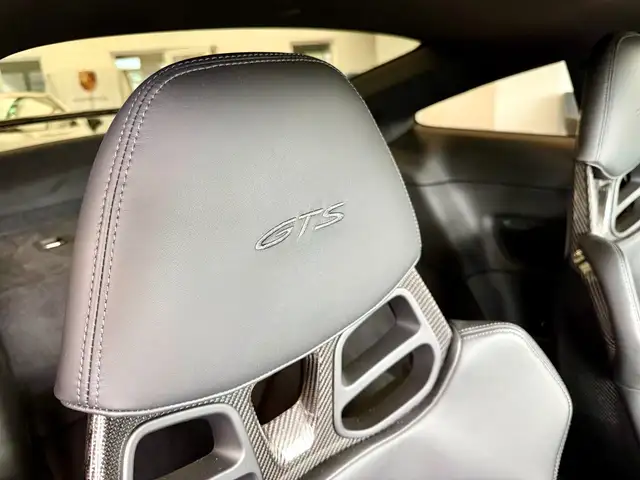 Porsche 911 view 8
