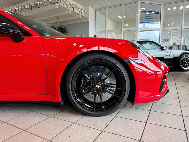 Porsche 911 view 6