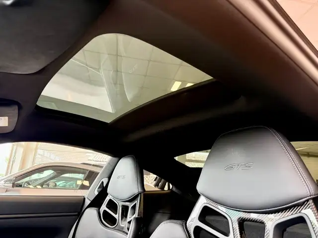 Porsche 911 view 7