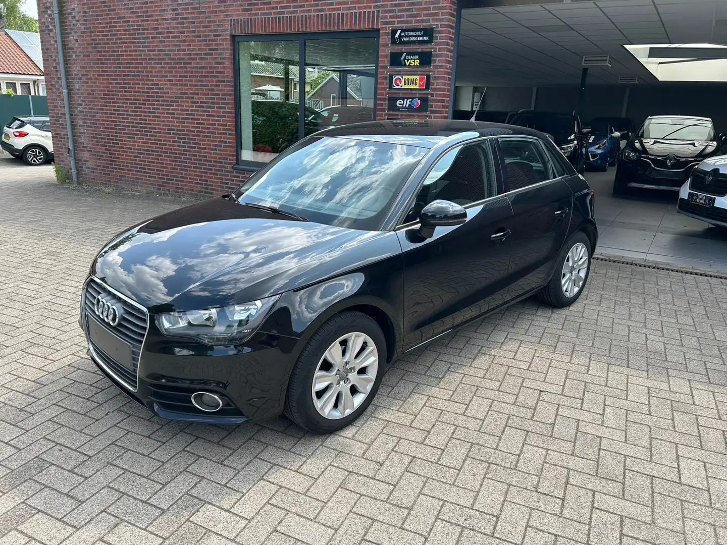 Audi A1 Sportback 1.2 TFSI Attraction Noir - 1