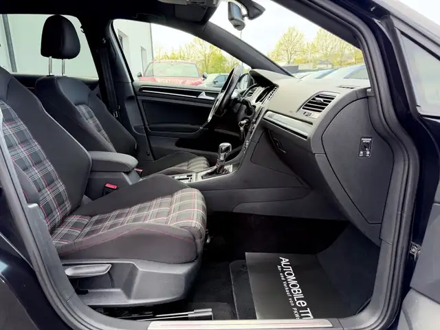 Volkswagen Golf view 11