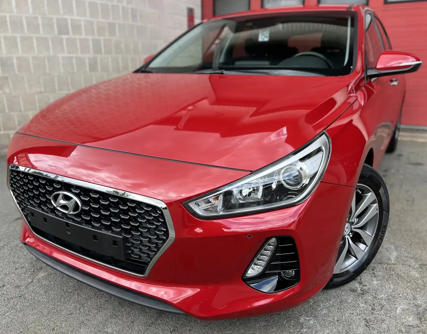 Hyundai i30 1.0 T-GDi Launch Edition + CAMÉRA + NAVI +CAR-PAS Rood - 1