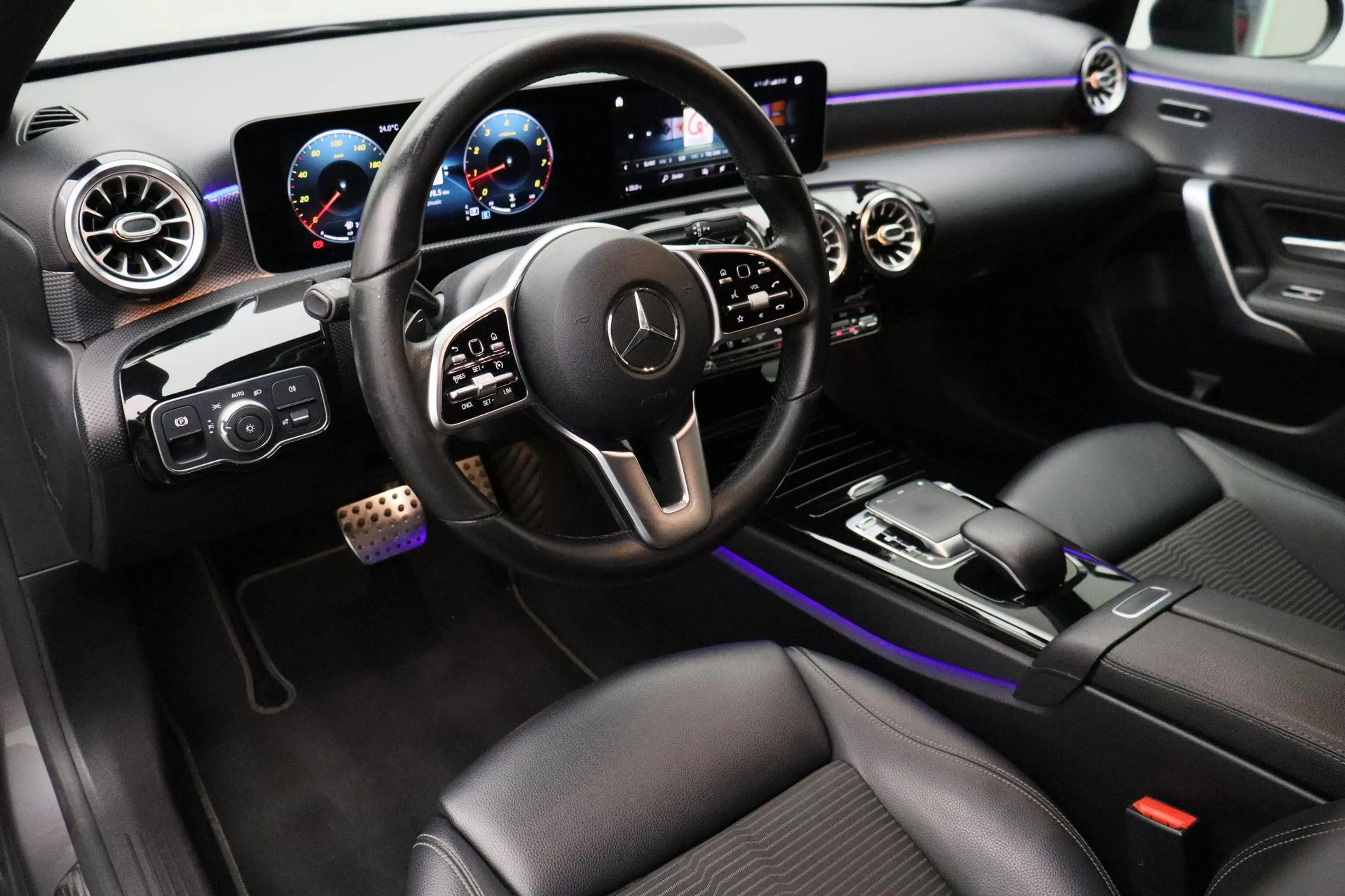 Mercedes-Benz A 200 Launch Edition Premium 2018 | Schuif Kantel Dak | — photo 8