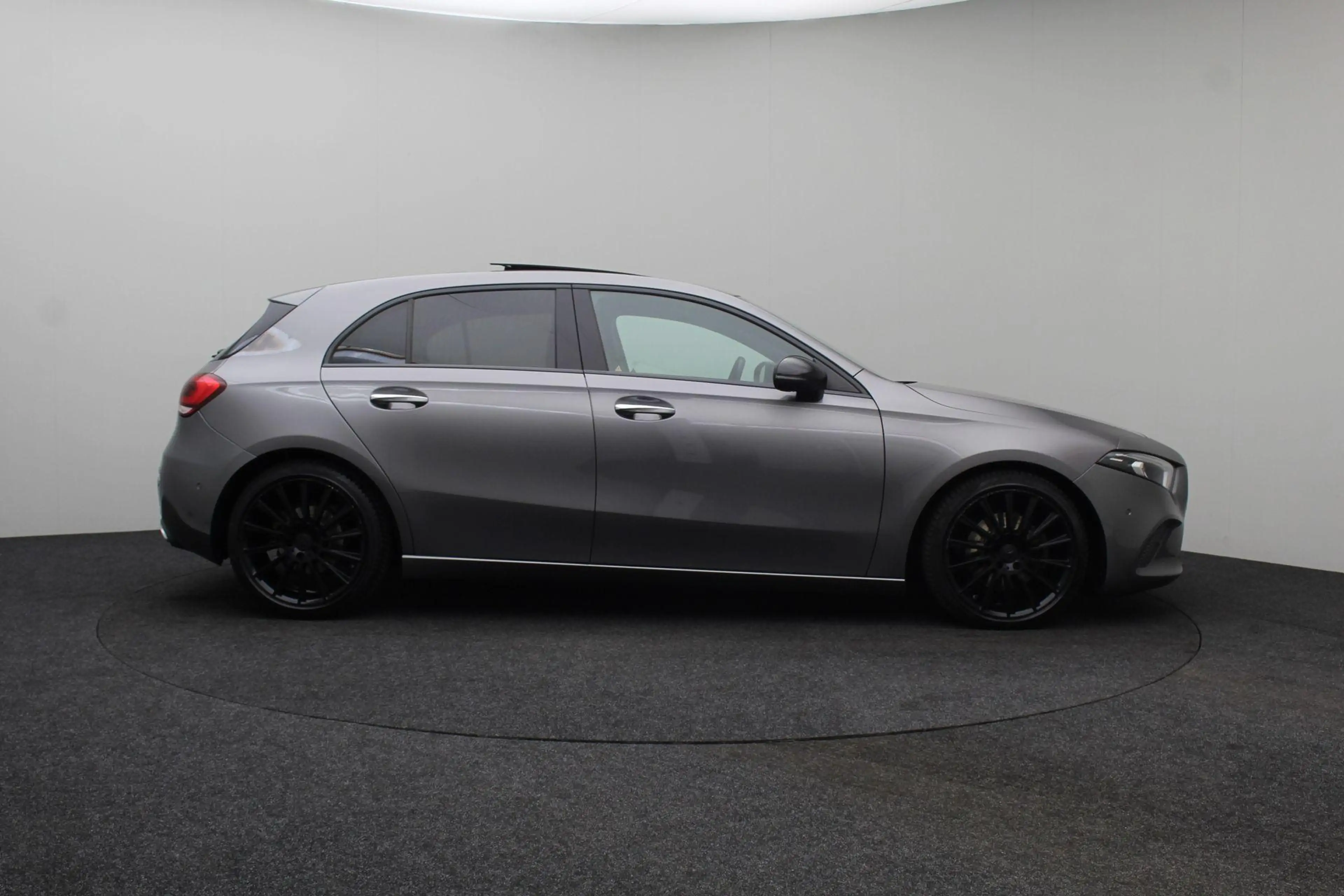 Mercedes-Benz A 200 Launch Edition Premium 2018 | Schuif Kantel Dak | — photo 11