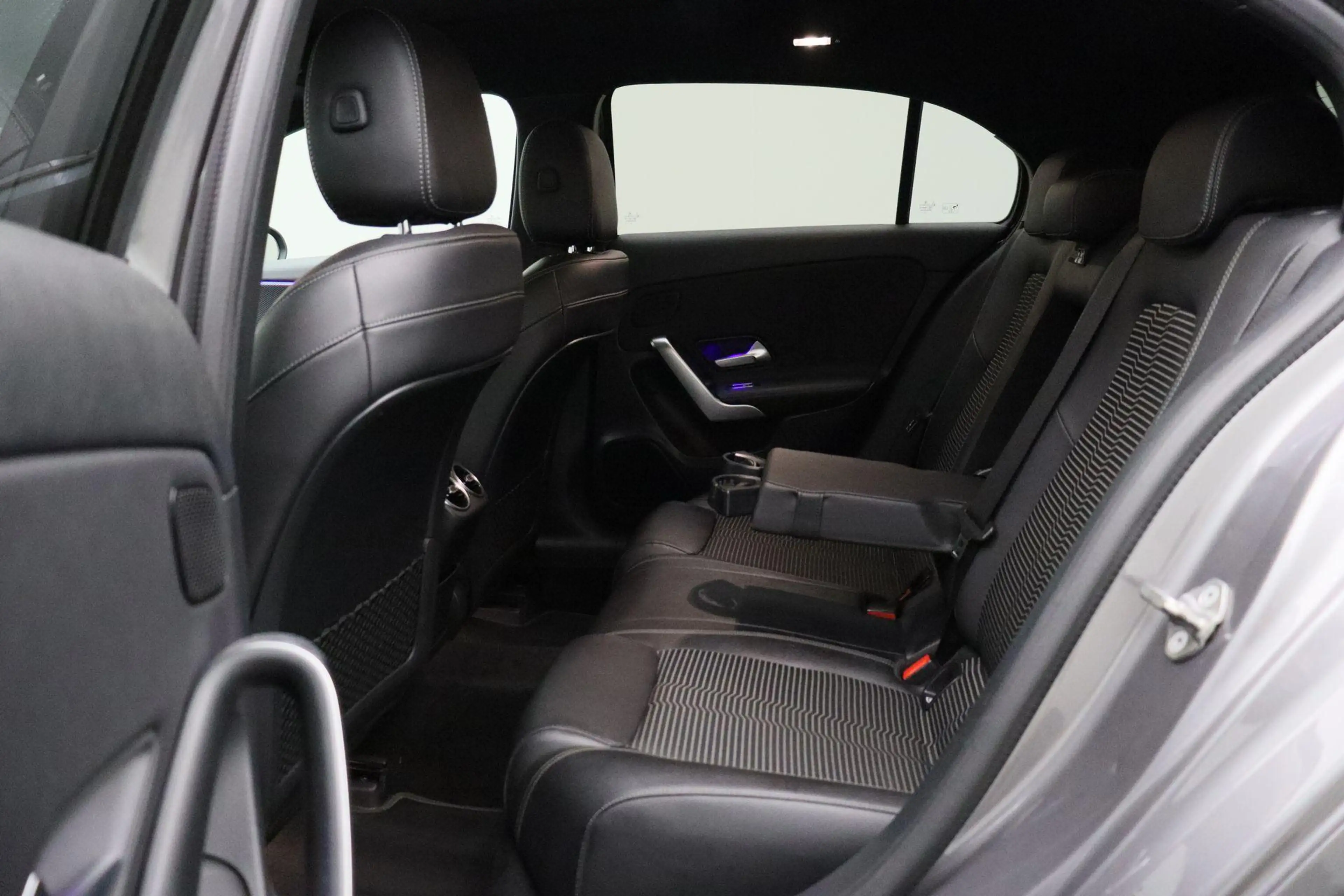 Mercedes-Benz A 200 Launch Edition Premium 2018 | Schuif Kantel Dak | — photo 16