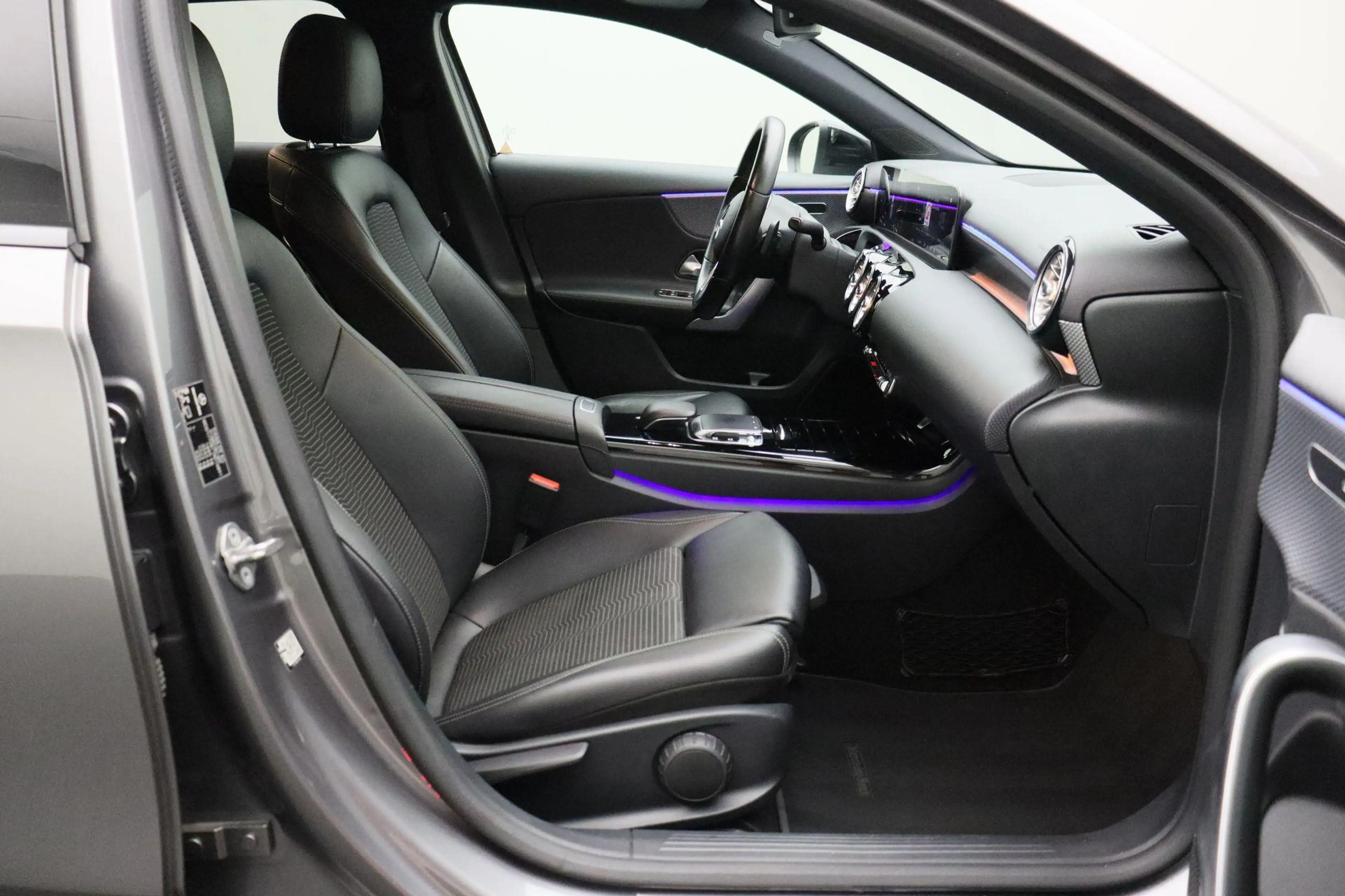 Mercedes-Benz A 200 Launch Edition Premium 2018 | Schuif Kantel Dak | — photo 22