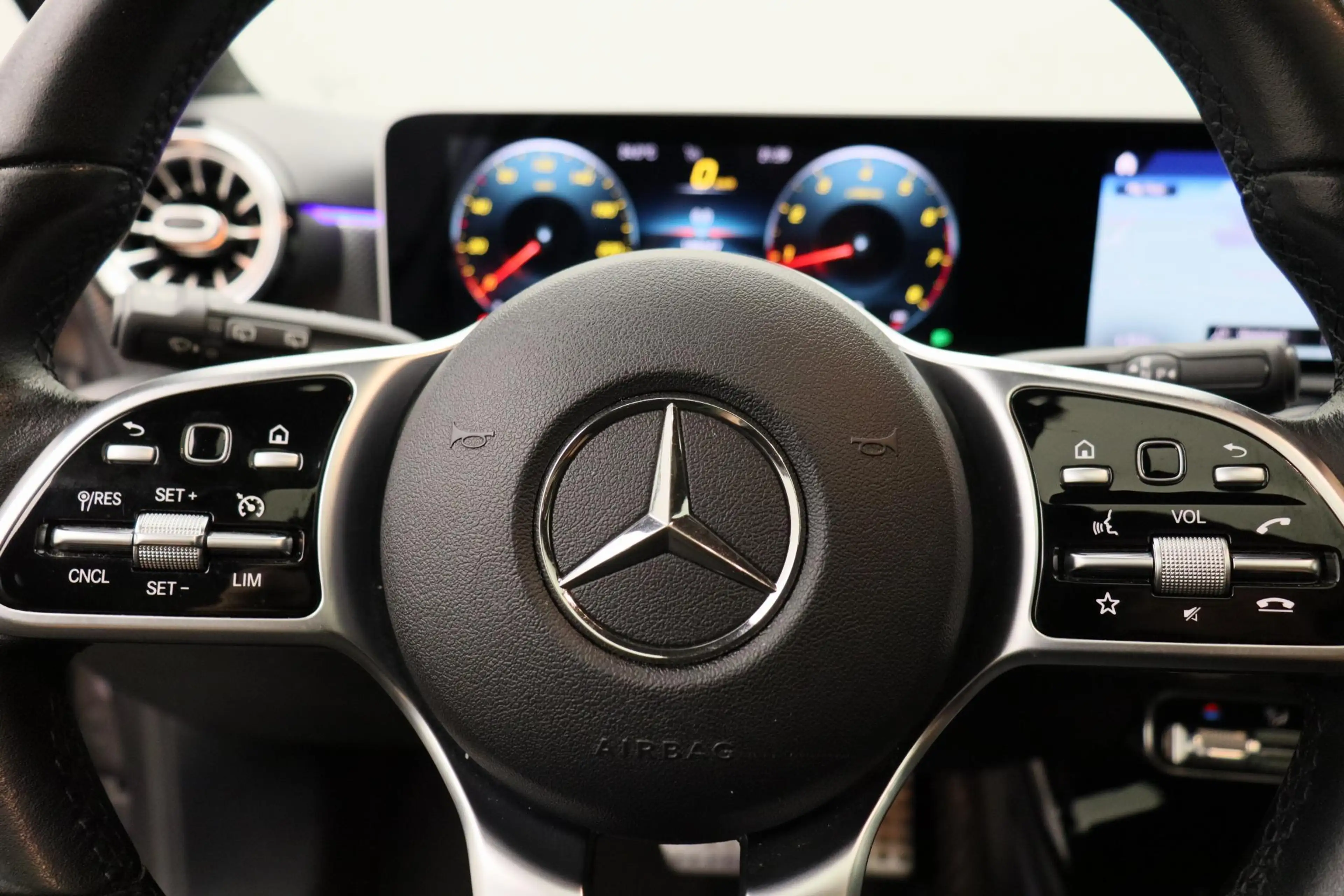 Mercedes-Benz A 200 Launch Edition Premium 2018 | Schuif Kantel Dak | — photo 15