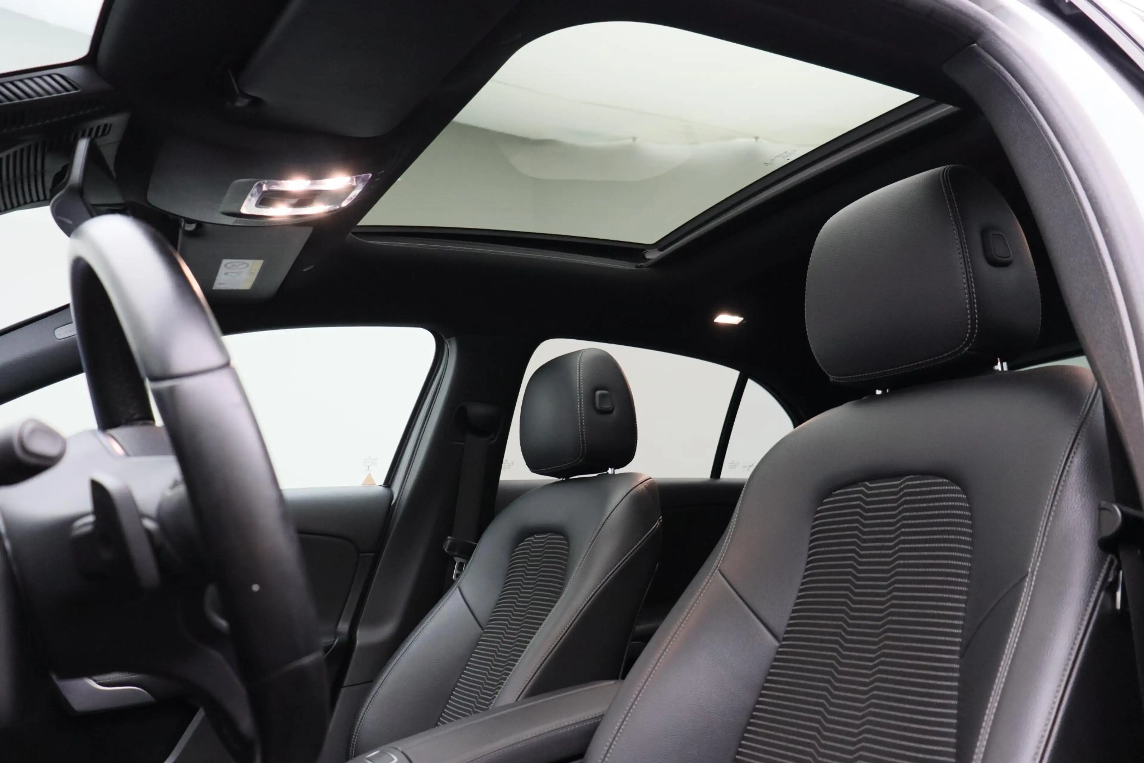 Mercedes-Benz A 200 Launch Edition Premium 2018 | Schuif Kantel Dak | — photo 17