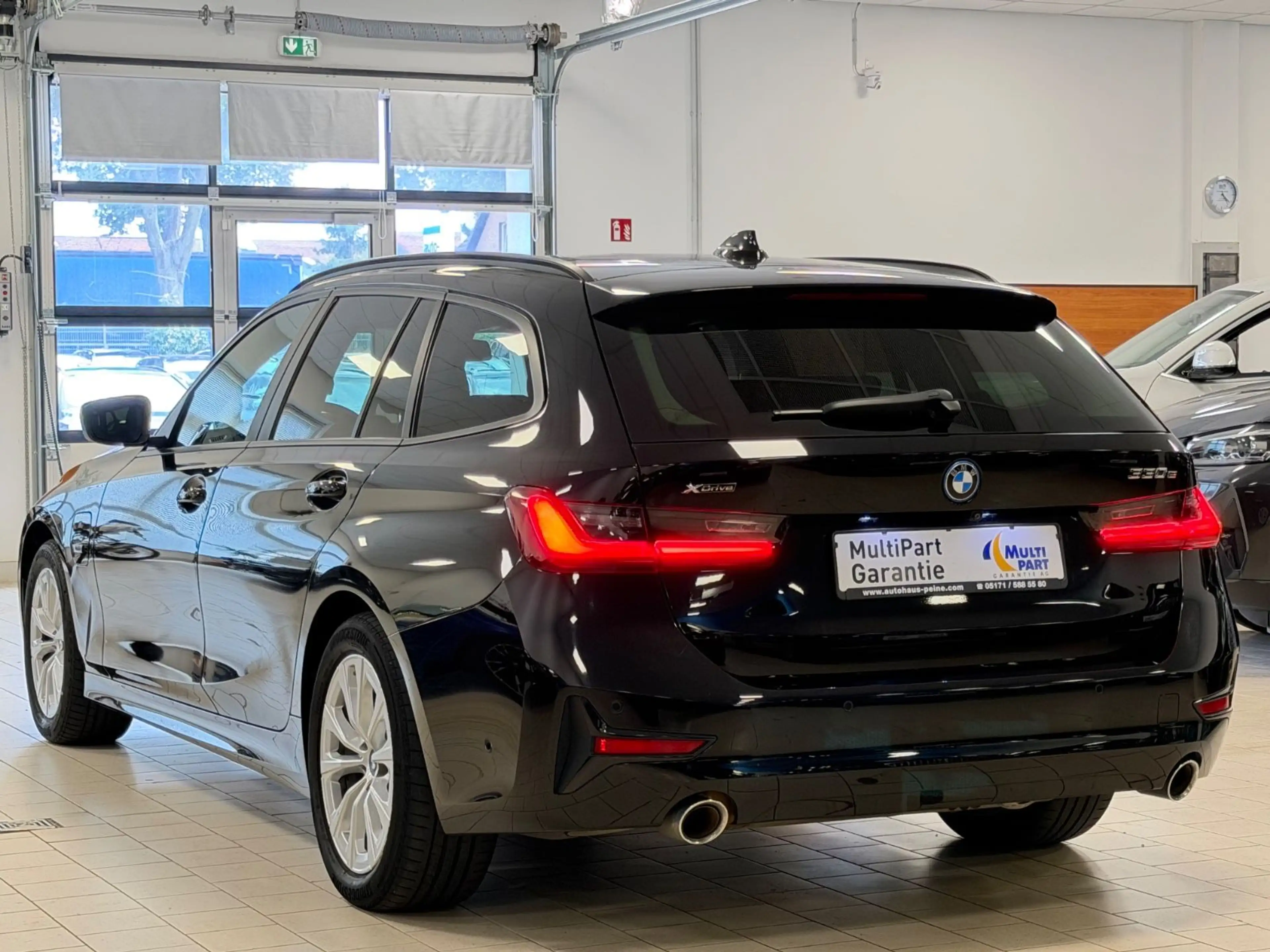 BMW 330 e xDriveLaser/KeyL/HUD/AHK/St&Go/Park&DrivAss — photo 2