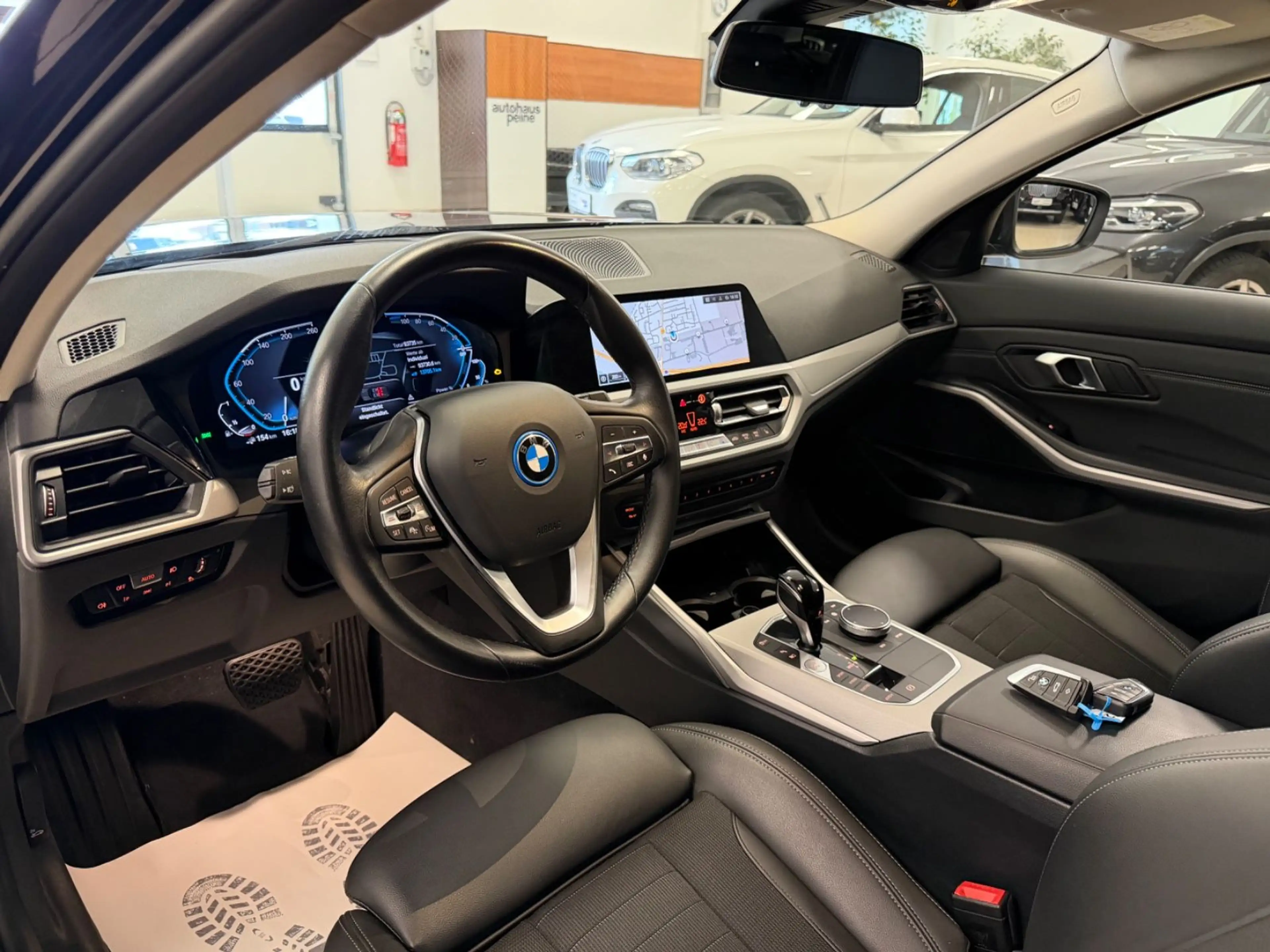 BMW 330 e xDriveLaser/KeyL/HUD/AHK/St&Go/Park&DrivAss — photo 15