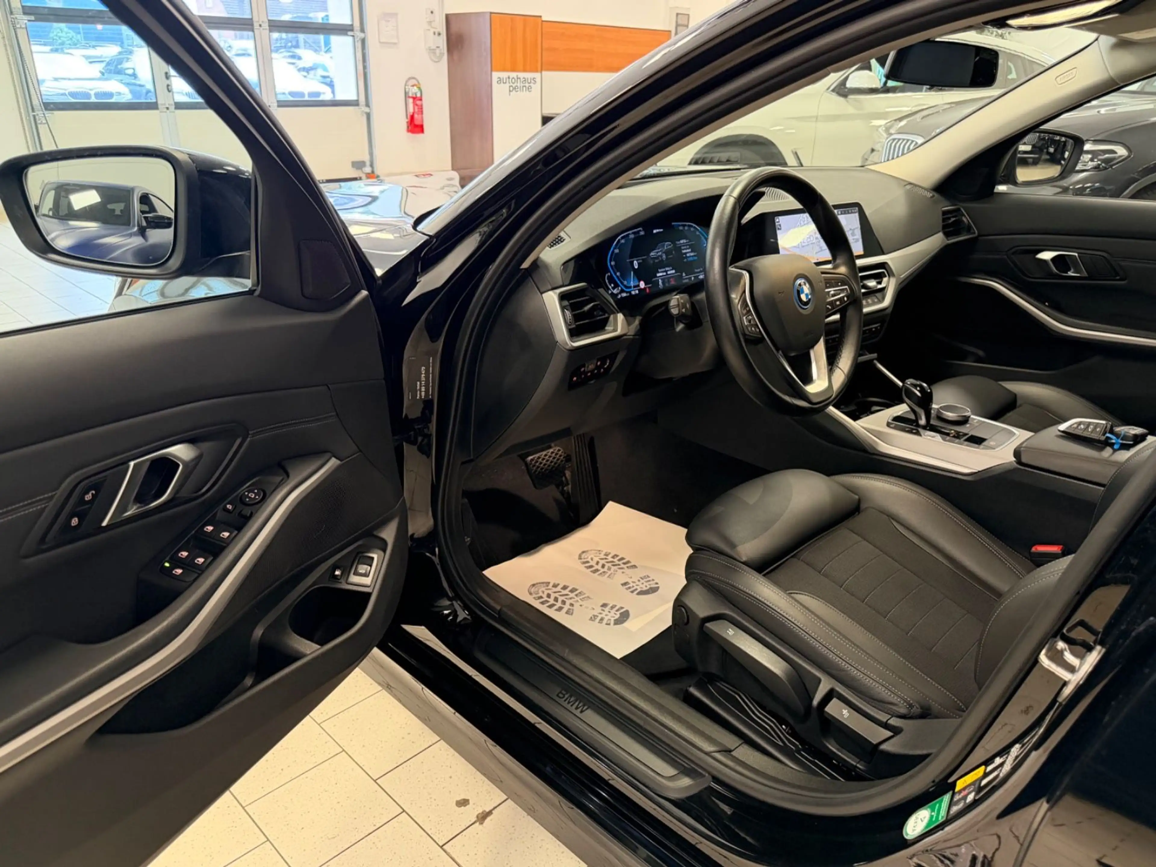 BMW 330 e xDriveLaser/KeyL/HUD/AHK/St&Go/Park&DrivAss — photo 13