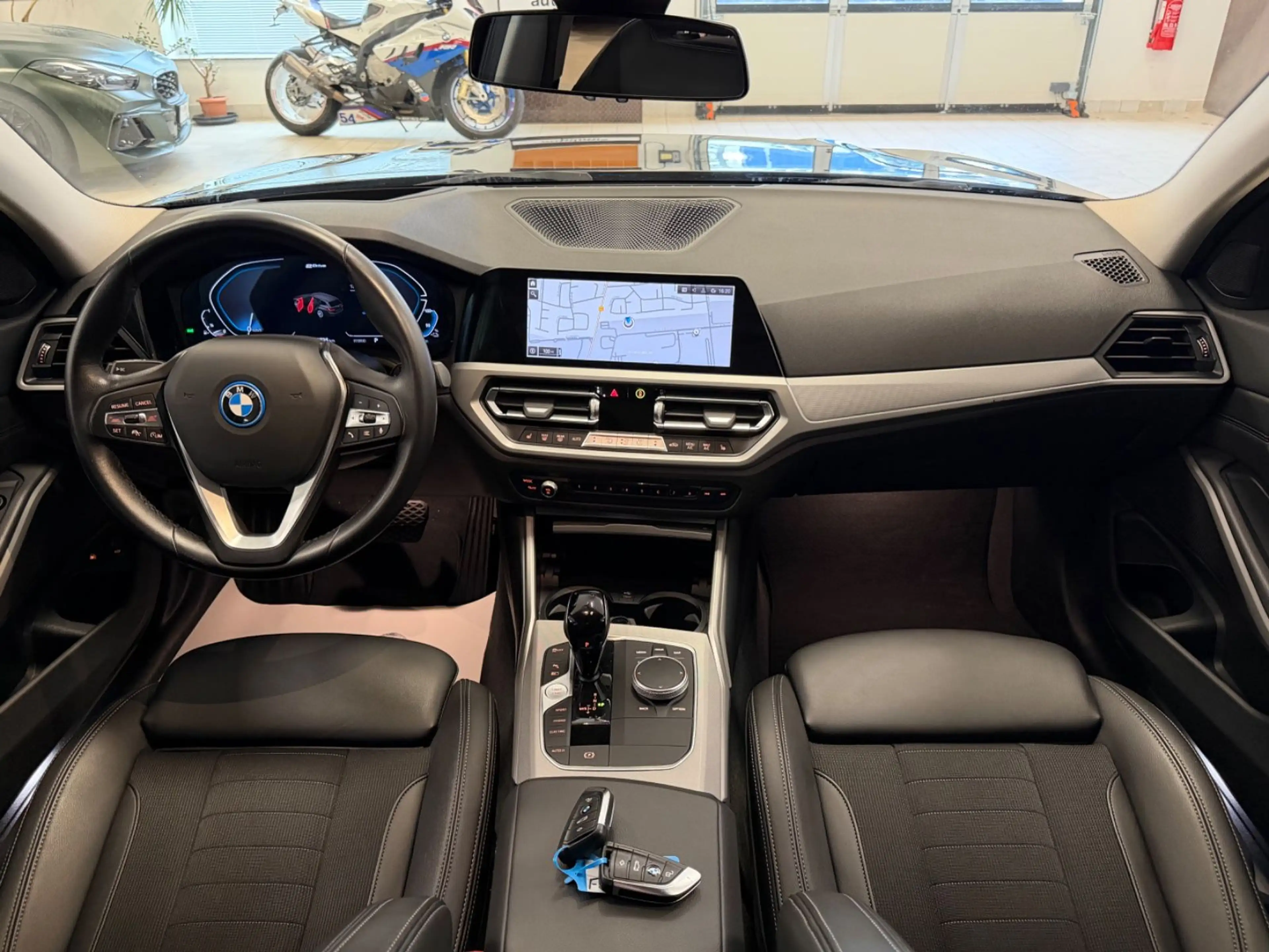 BMW 330 e xDriveLaser/KeyL/HUD/AHK/St&Go/Park&DrivAss — photo 3