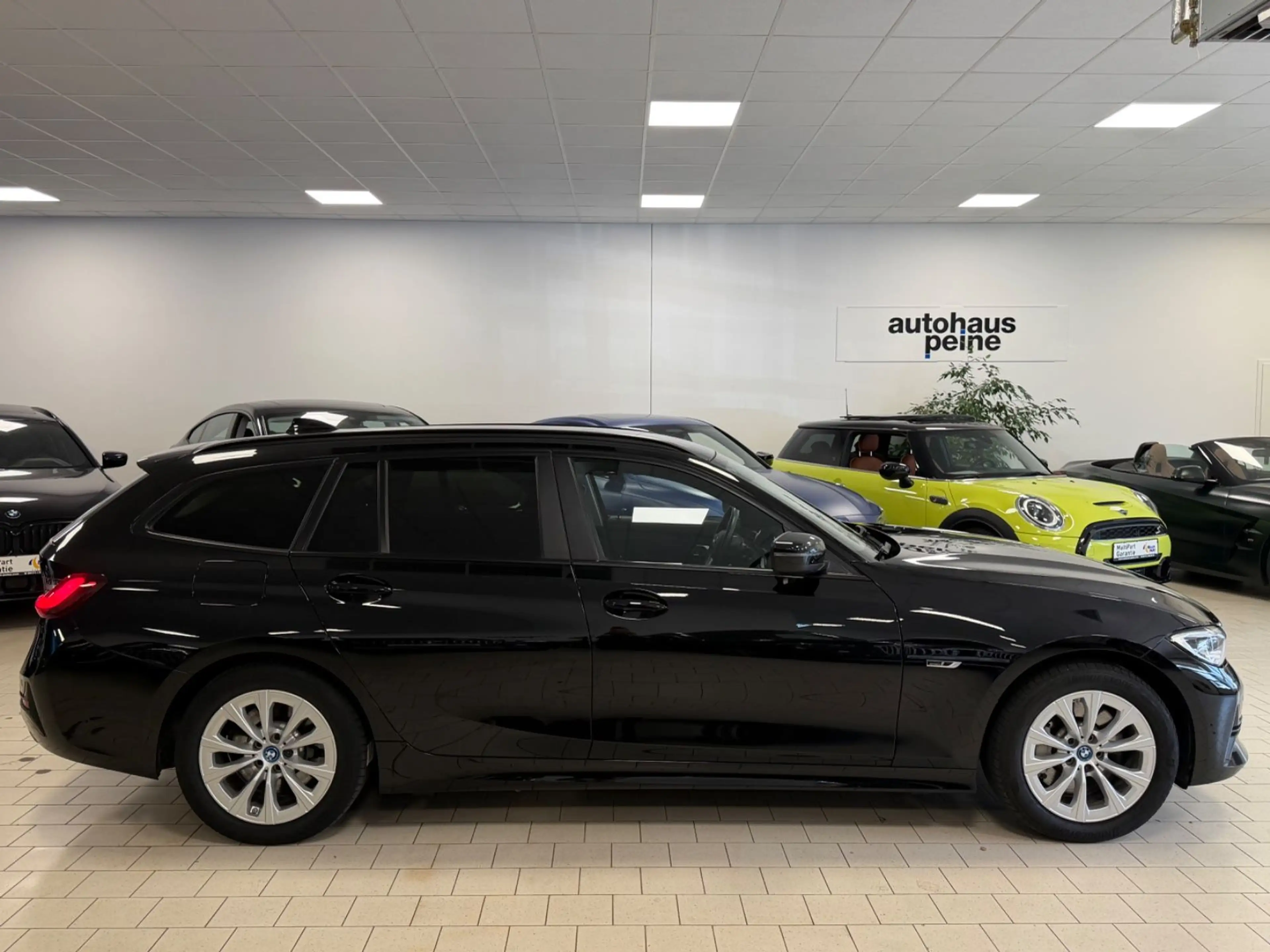 BMW 330 e xDriveLaser/KeyL/HUD/AHK/St&Go/Park&DrivAss — photo 11