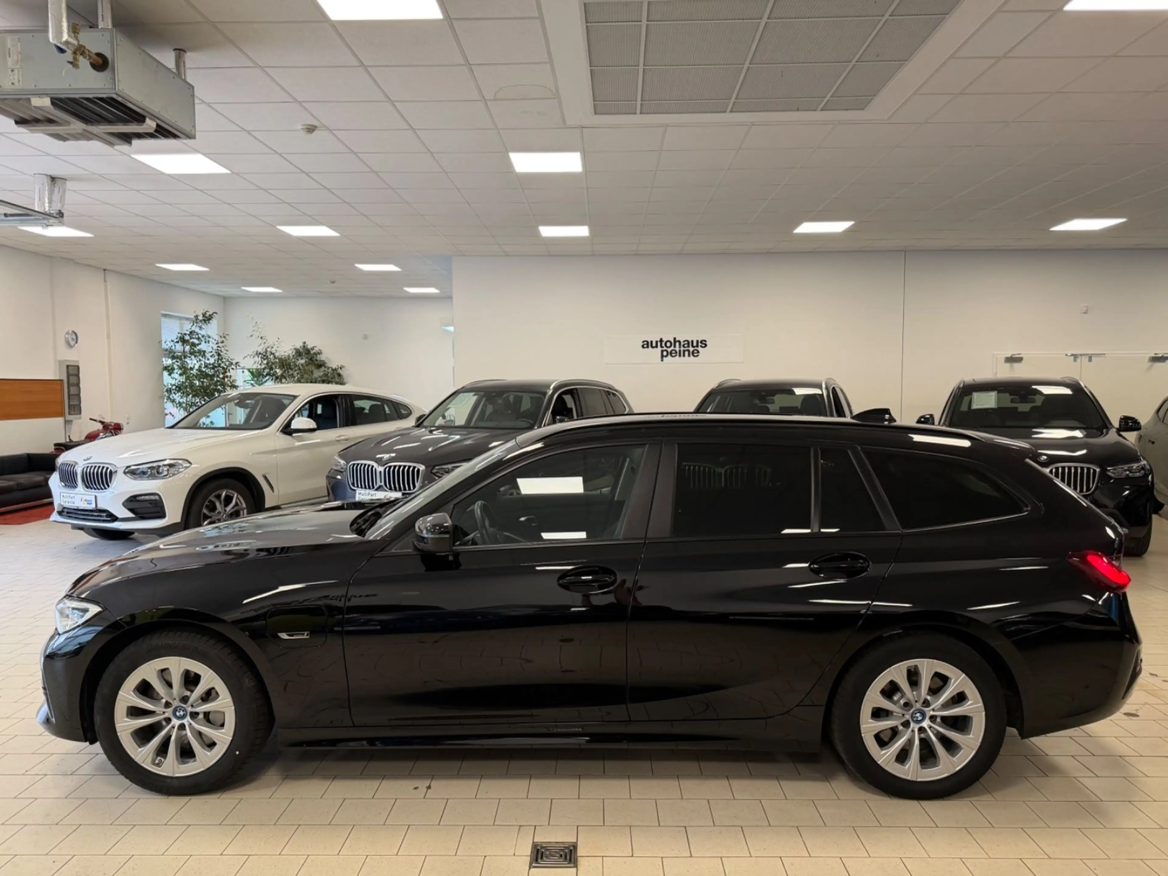 BMW 330 e xDriveLaser/KeyL/HUD/AHK/St&Go/Park&DrivAss — photo 7