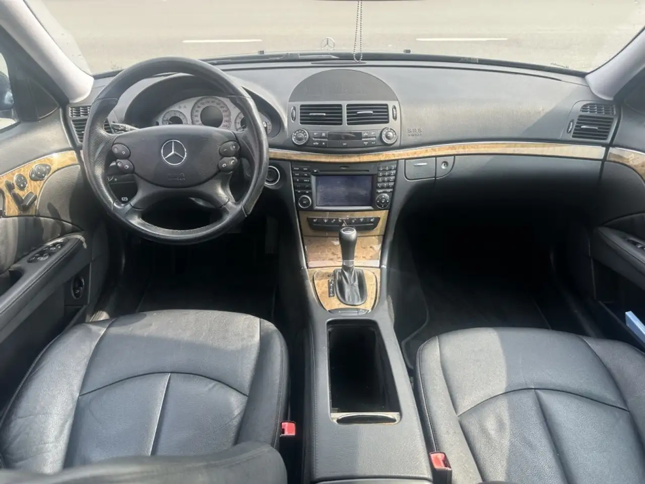 Mercedes-Benz E-Class снимка Mercedes-Benz E-Class