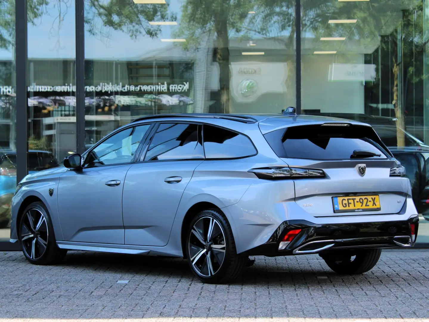 Peugeot 308 SW 1.2 PureTech GT Automaat | Navi / Camera / Clim Grijs - 2