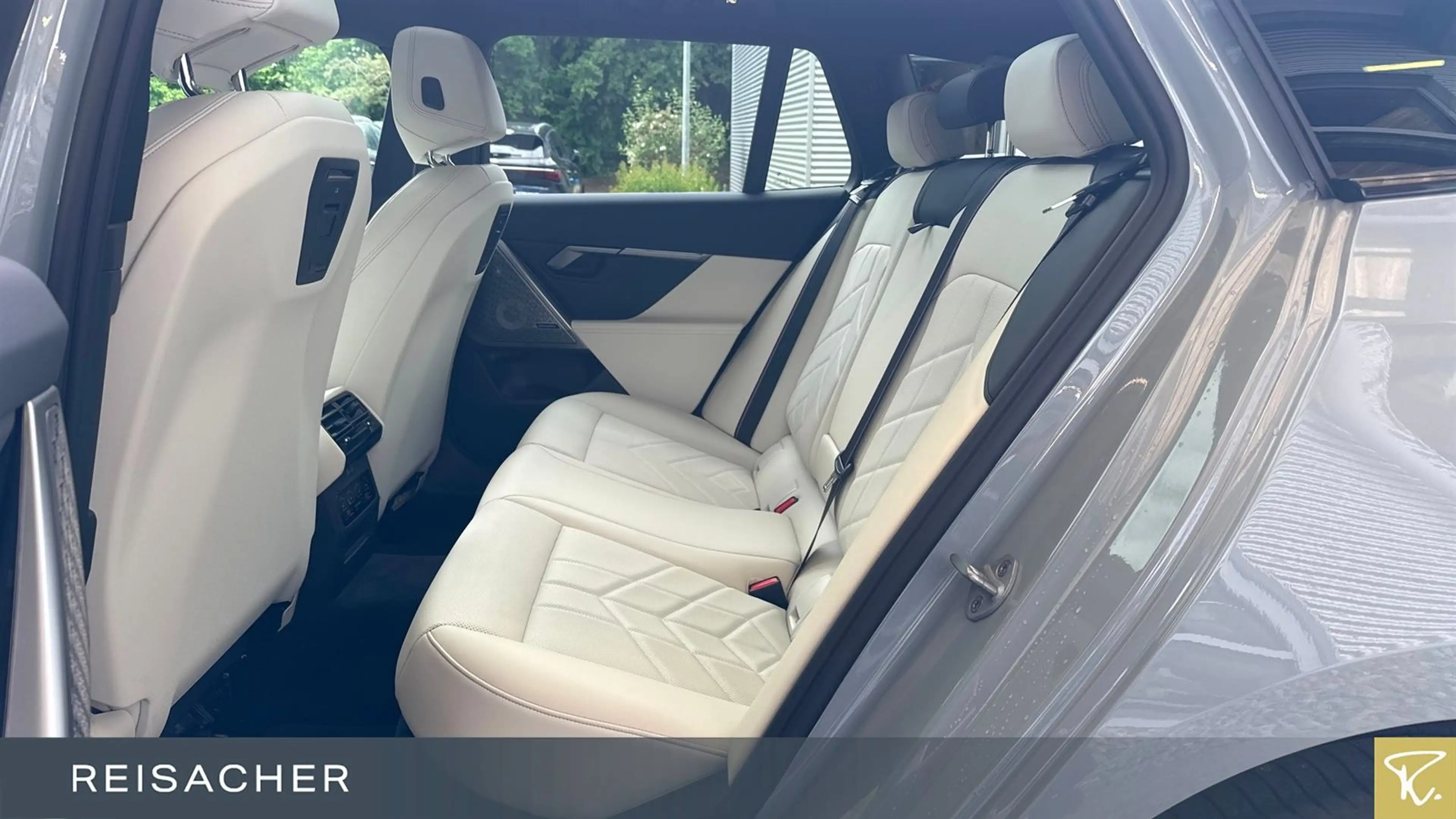 BMW i5 A Tou eDrive40 — photo 8