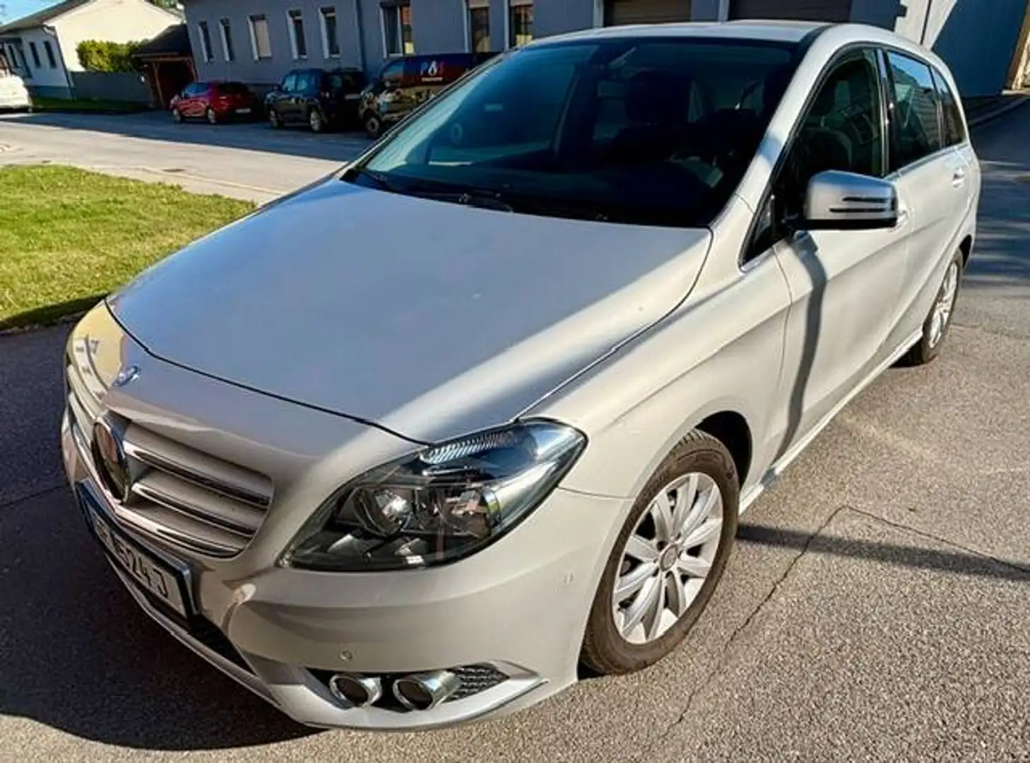 Mercedes-Benz B 180 B 180 BlueEfficiency A-Edition A-Edition Silber - 1