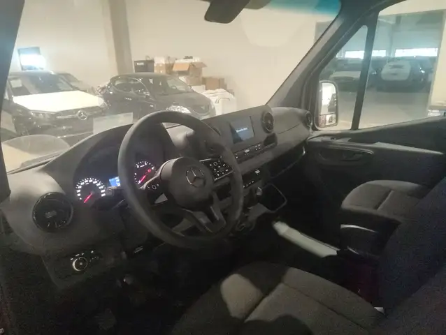 Mercedes-Benz Sprinter view 6