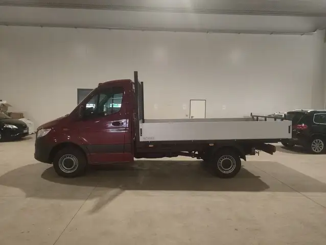 Mercedes-Benz Sprinter view 4