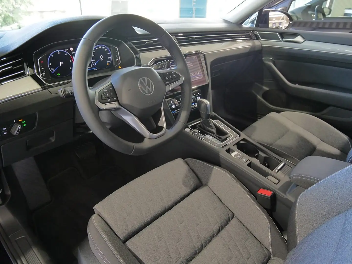 Volkswagen Passat Variant Business 2.0 TDI DSG NaviPro AHK Schwarz - 2