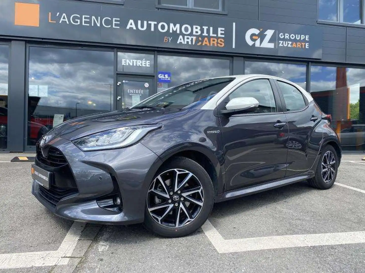 Toyota Yaris 1.5 HYBRIDE E-CVT ICONIC GARAN Gris - 2