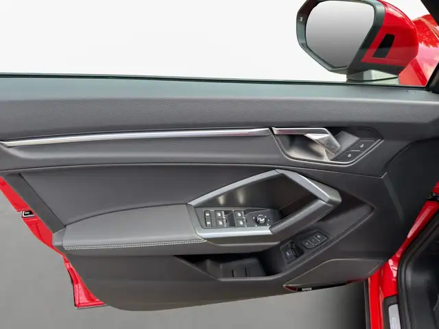 Audi Q3 view 14