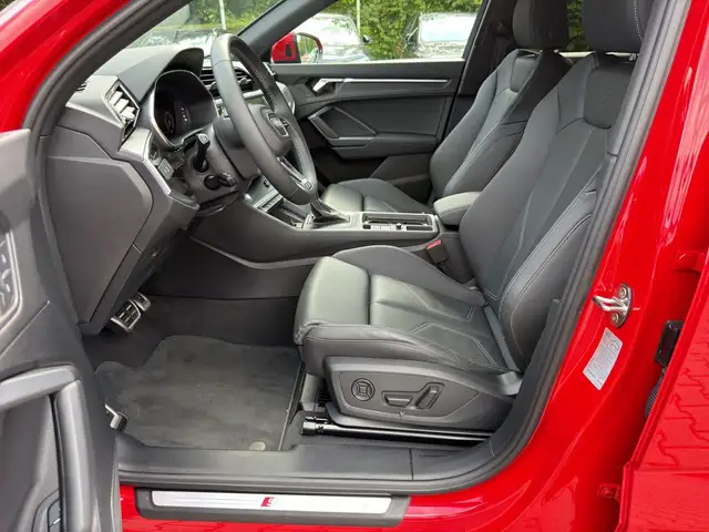 Audi Q3 view 15