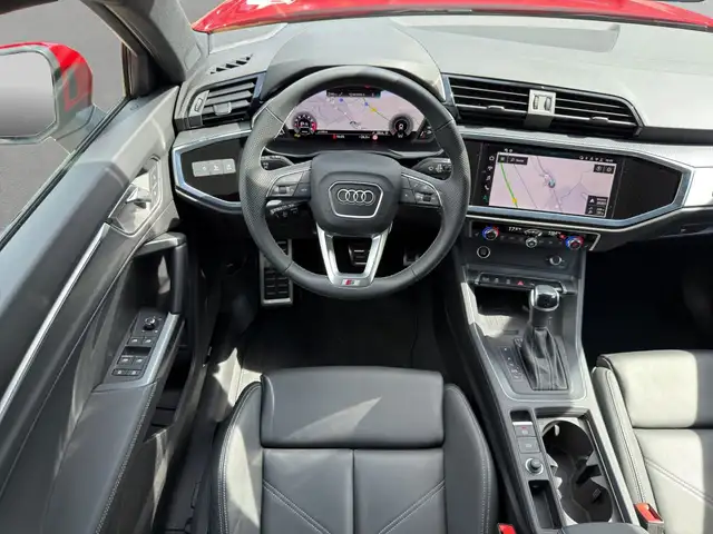 Audi Q3 view 8