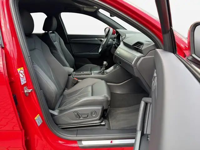 Audi Q3 view 4