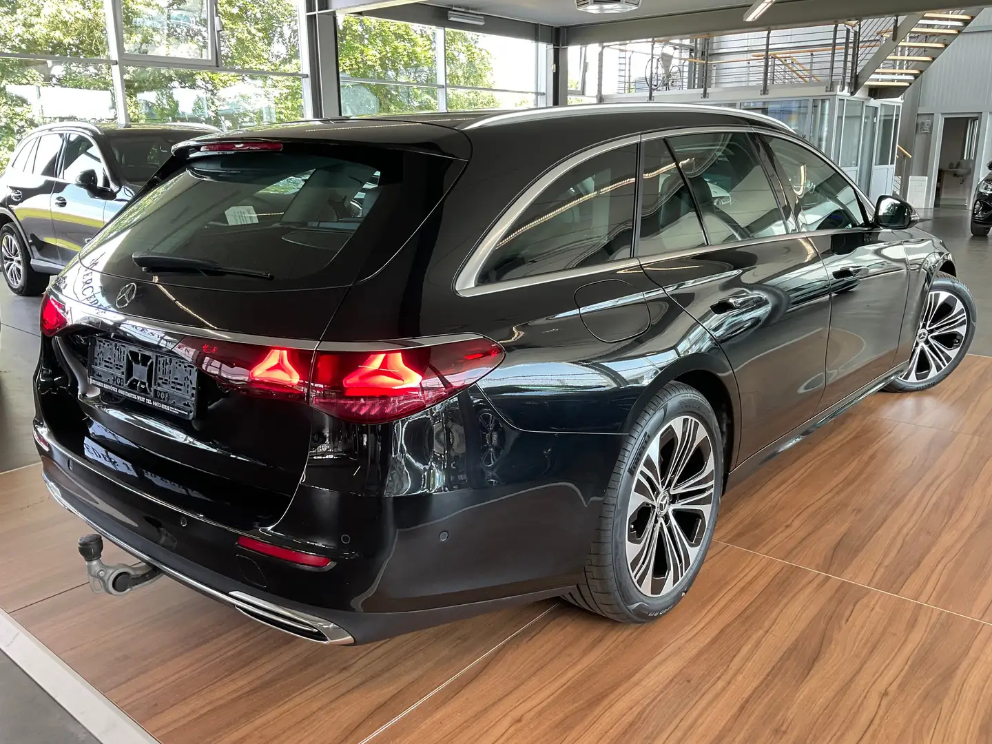 Mercedes-Benz E 220 E 220 d T Avantgarde Advanced DISTRONIC/WINTER/AHK Noir - 2