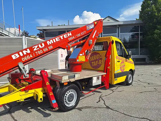 Mercedes-Benz Sprinter view 3