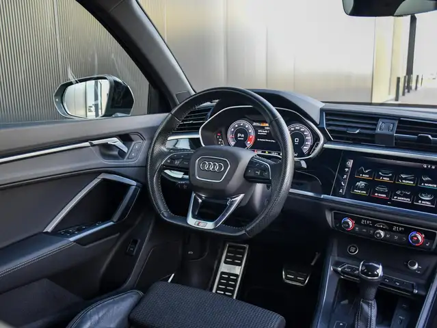 Audi Q3 view 10
