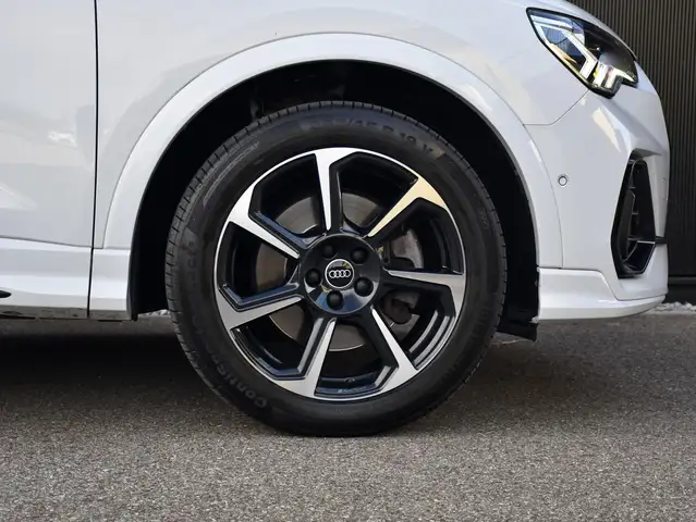Audi Q3 view 11