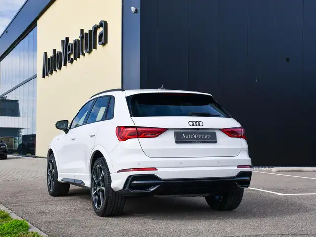 Audi Q3 view 4