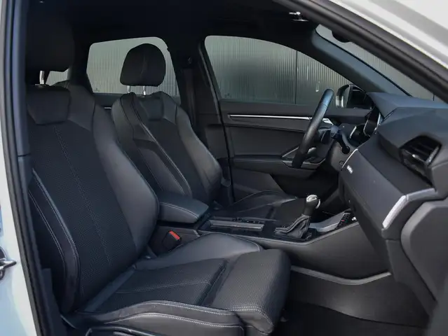 Audi Q3 view 8