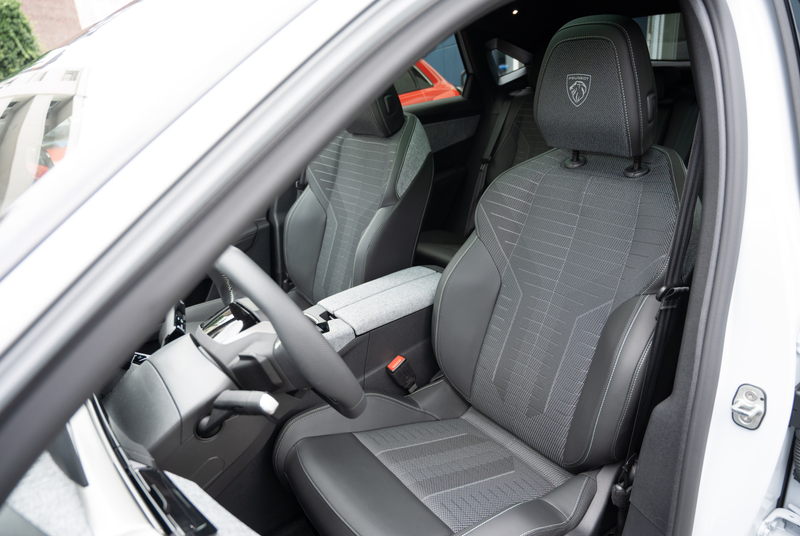 Peugeot 5008 GT HYBRID 145 e-DSC6 — photo 6